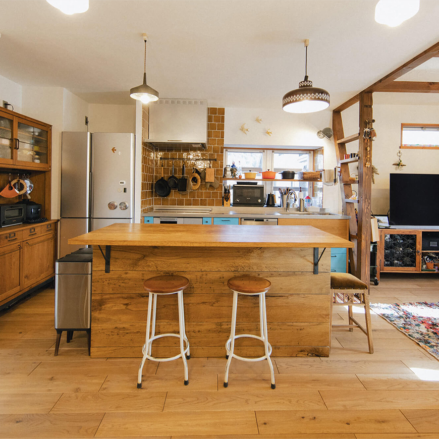 温かい雰囲気のキッチンとカウンター