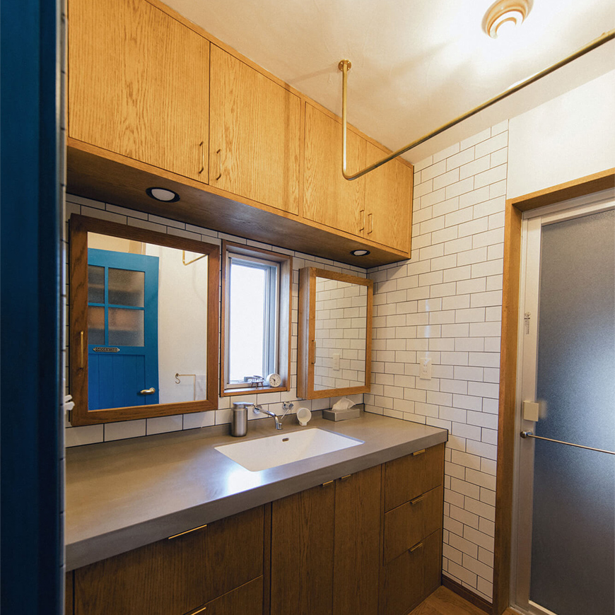 洗面室は鏡を左右に設置し、二人同時に使用可能にしました