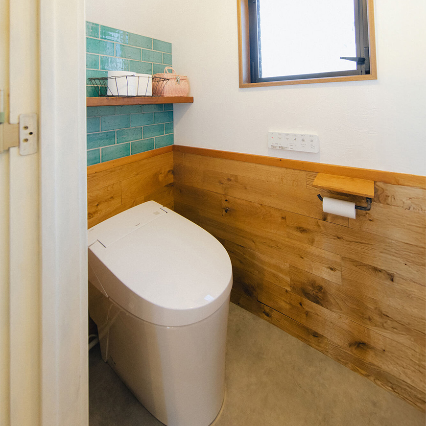 青いタイルがアクセント