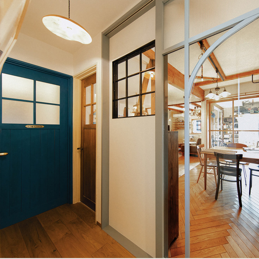 右の扉デザインは自ら行いました