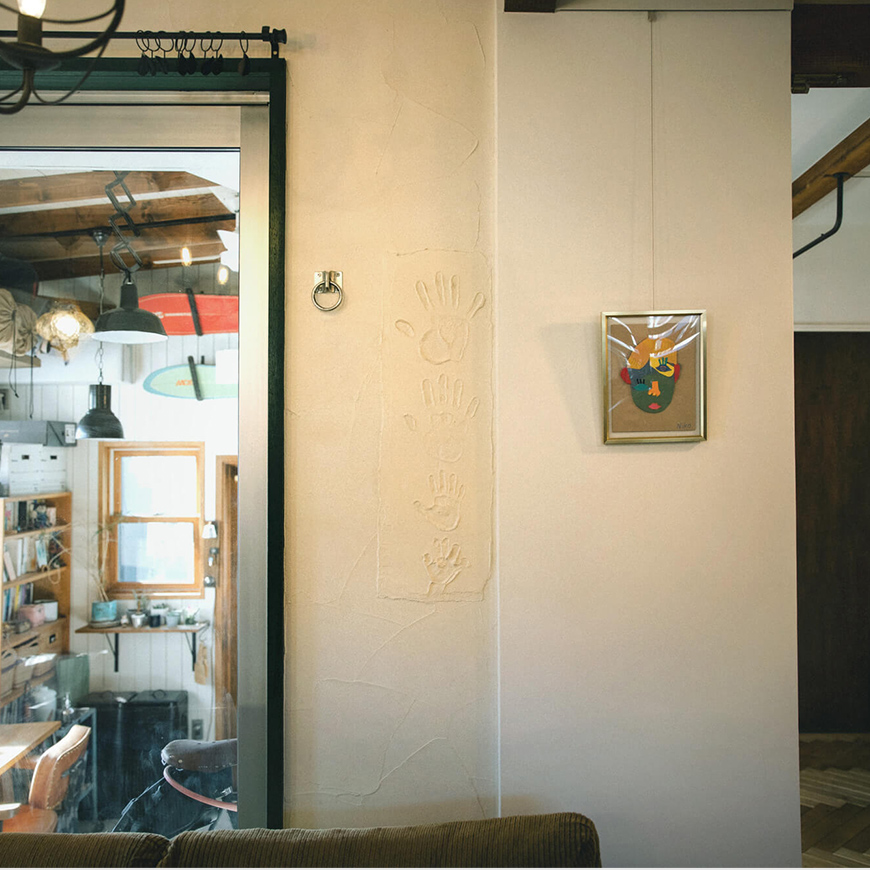 壁には家族全員の手形