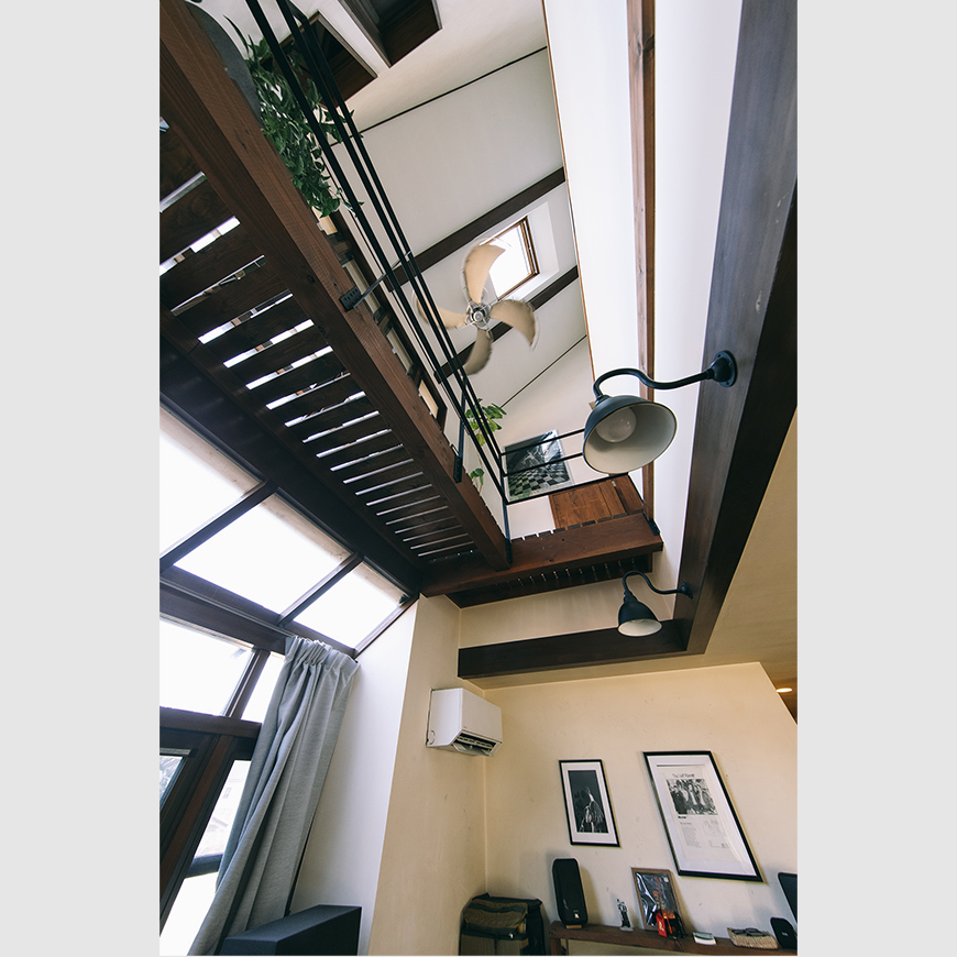 開放的な吹き抜けにキャットウォークを