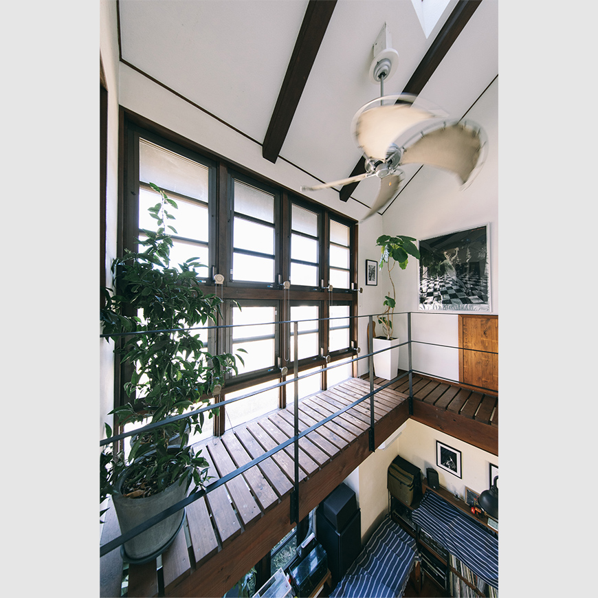 明かりとりの大きな窓が部屋に明るさをもたらしてくれる