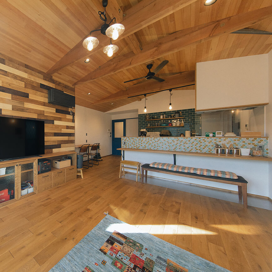 木材がふんだんに使われ、温かい雰囲気に