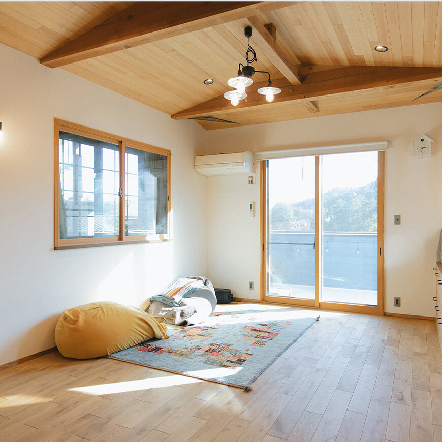 明るい陽がさすリビングルーム