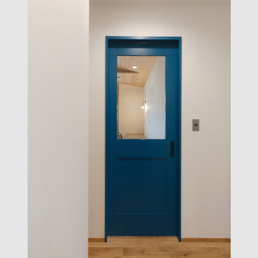 ブルーがきれいなガラスのリビングドア