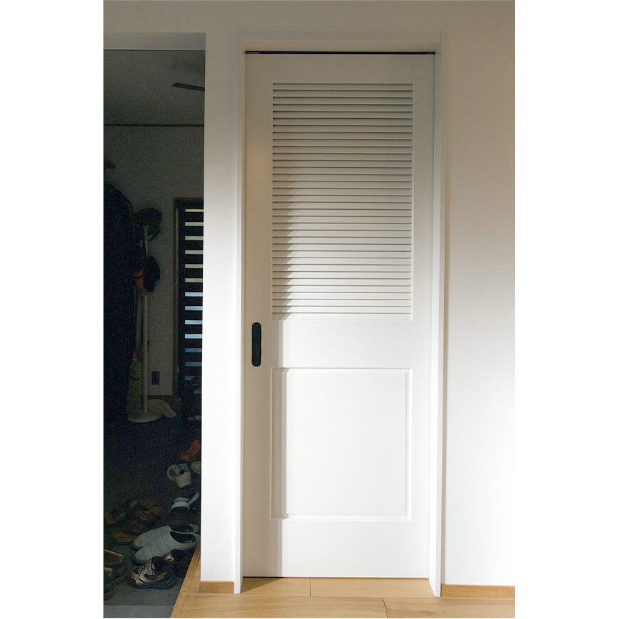 ルーバー付きのドアは、視線を防ぎながら換気ができる優れもの