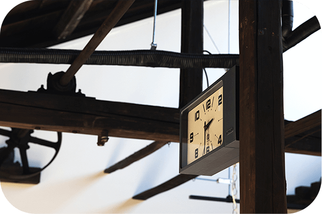 ミーティングルーム ノコギリ　大きな梁と時計