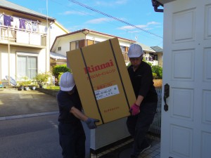 日の出現場…キッチンの取り付けです♪